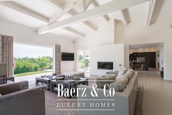 photo 6 In an estate with a swimming pool and tennis court, beautifu