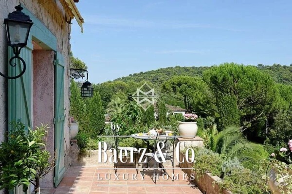 photo 21 Provençal in a gated domain.