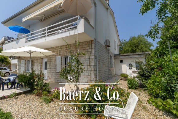 photo 3 Krk, house with three residential units and a large garden in the center