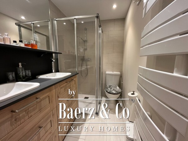 photo 6 South-facing, fully renovated 4-bedroom apartment