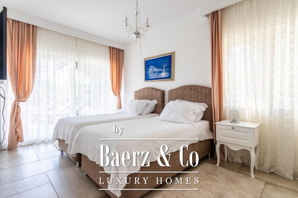 photo 17 Mimice, jedinstvena vila s bazenom i idiličnom okućnicom