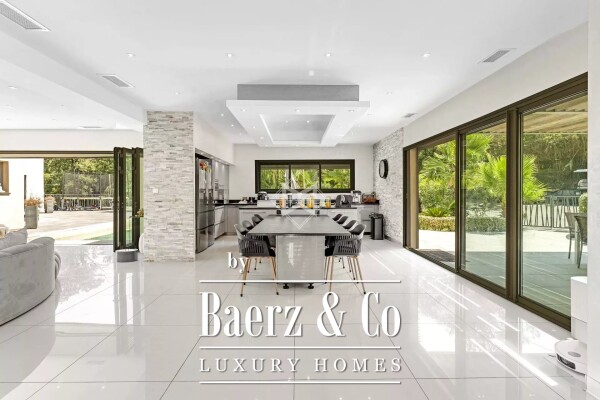 photo 10 Exceptional Villa in a Natural Setting Between Vineyards and Forest, Just 10 Minutes from the Beaches