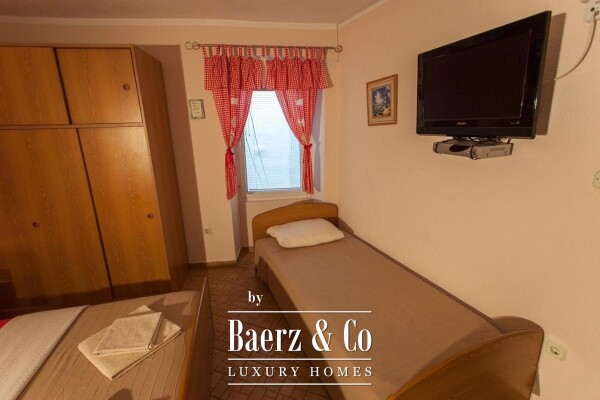 photo 15 Cres, house with a restaurant, apartments and private parking - 200 m from the sea