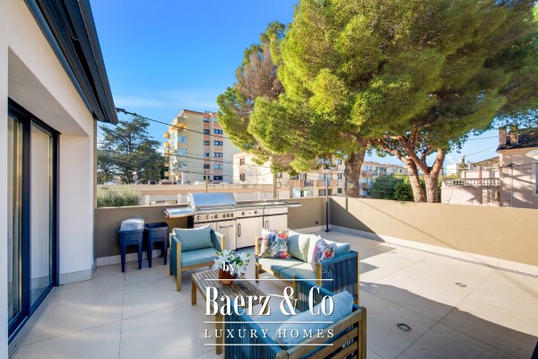 photo 10 Renovated 2-bedroom apartment for sale – Saint-Raphaël city centre – large south-facing terrace – 2 en-suite bedrooms