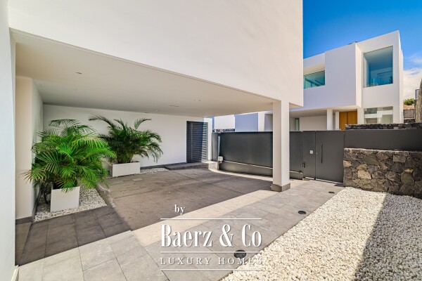 photo 21 Newly built beachfront villa in a residential area.